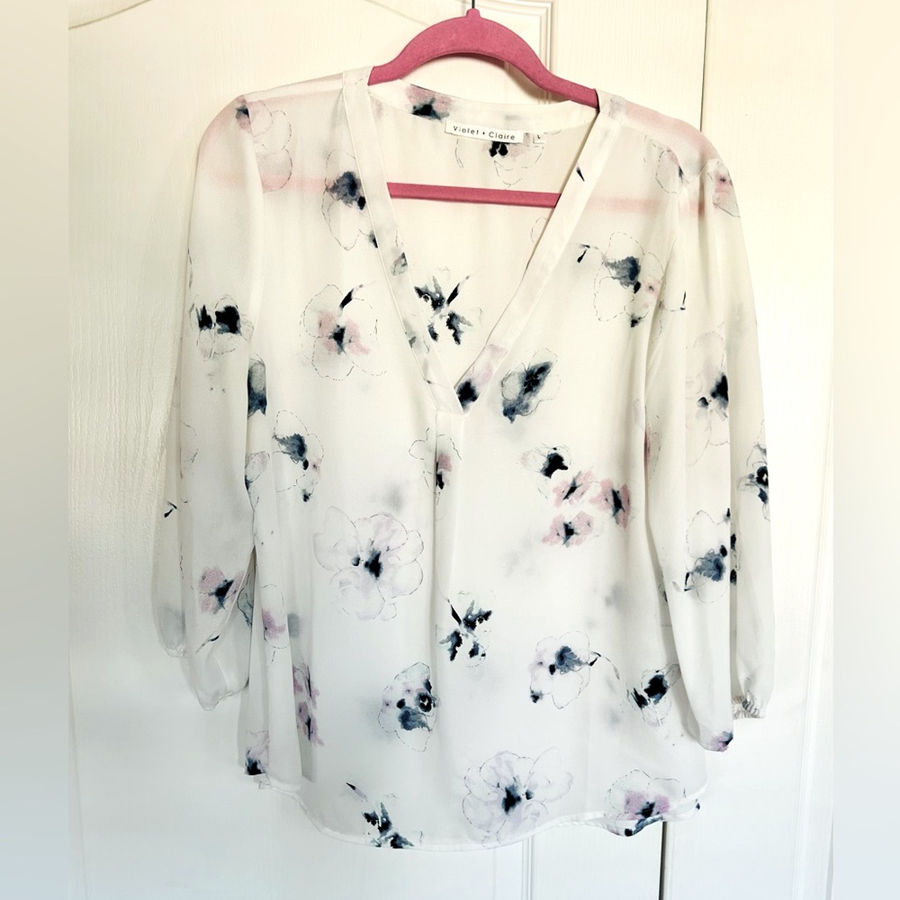 🌸Violet & Claire long sleeve v-neck blouse. Floral print . Size L